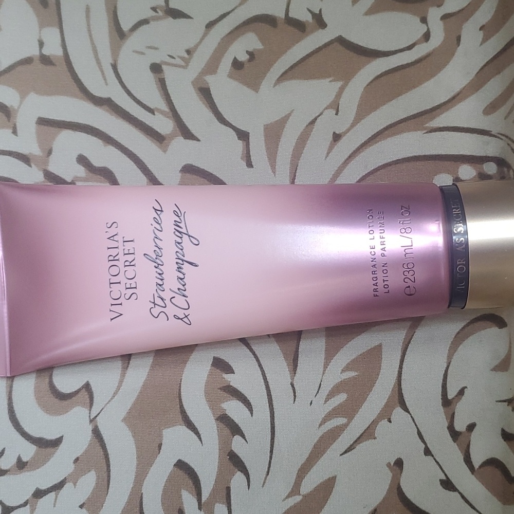 victoria's secret strawberries& champagne lotion never used